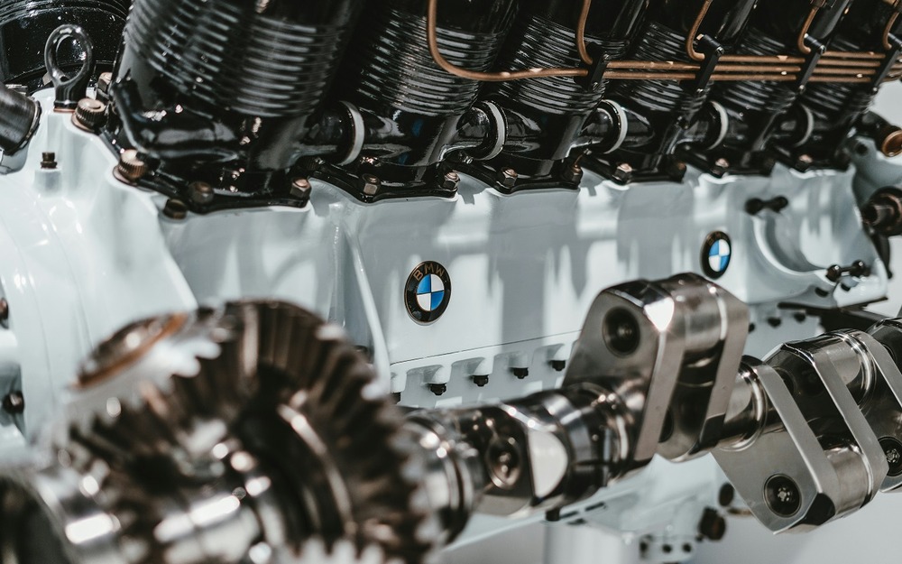 Рев V8 не умолкнет: BMW признала бездушность и пресность электрификации