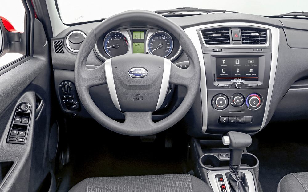 Салон напоминает Гранту, но более элегантен. Общих деталей немного, пластик подороже, хотя скрипит так же.