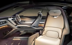 Пассажирское кресло Bentley EXP 15 можно превратить в спальное место или повернуть в сторону двери для облегчения выхода.