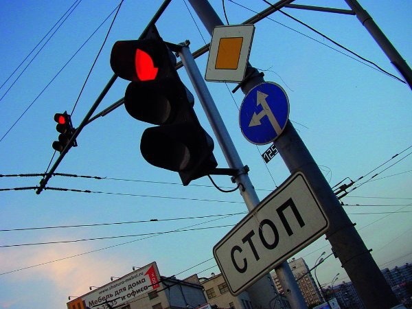 Госдума не разрешила поворот под красный и оставила в КоАП санкции за тонировку