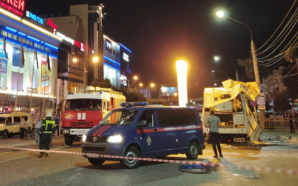 Взрывотехники и криминалисты изучают предметы с места взрыва в Воронеже