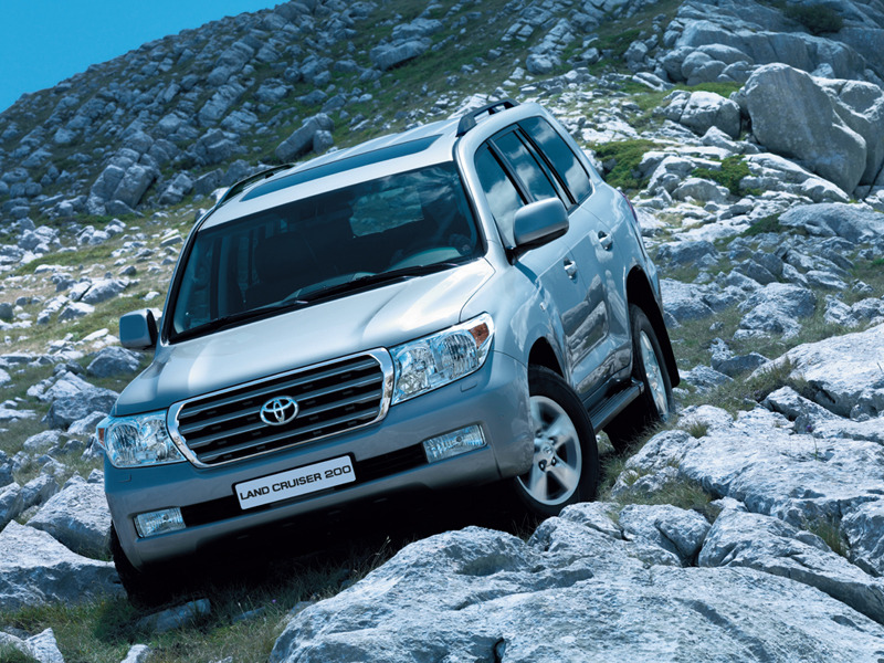Toyota Land Сruiser 200 - символ достатка или средство передвижения? Очередной феномен российского рынка