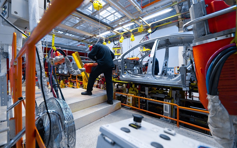 Почти вдвое меньше: производство легковых машин сильно упало в РФ