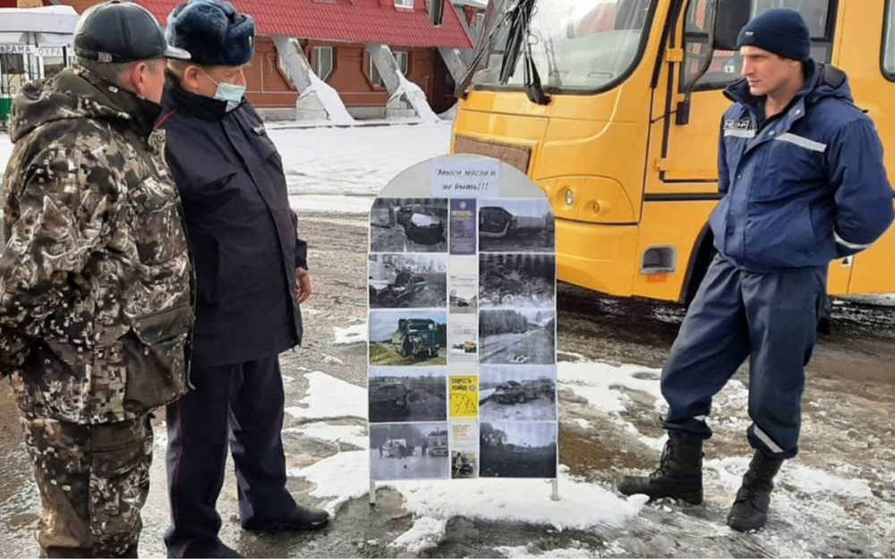 ГИБДД организовала фотовыставку на обочине трассы. На фотографиях - ДТП