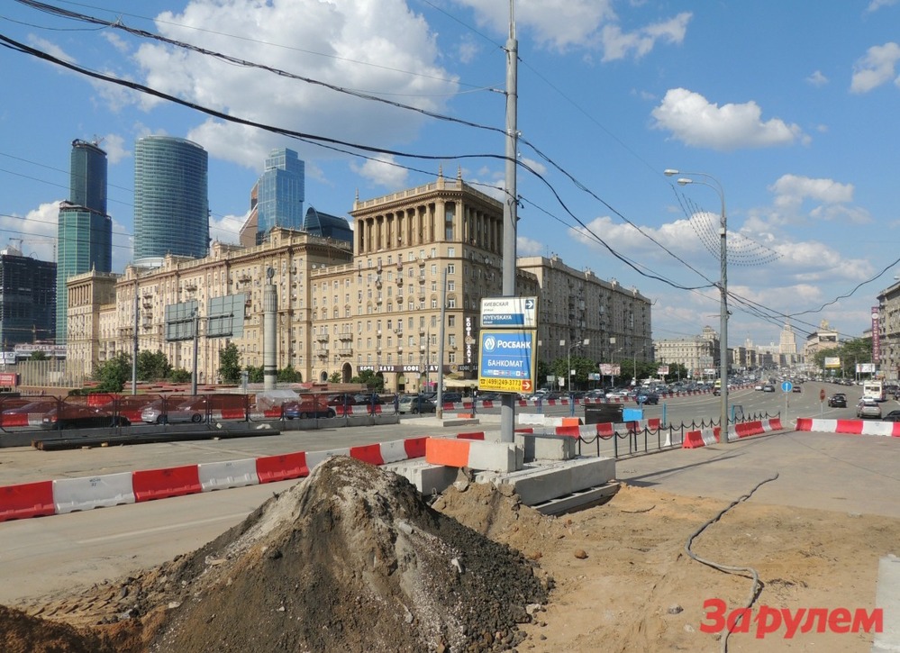 Реконструкция Можайского путепровода позволит организовать выделенные полосы, соорудить третий главный путь Малого кольца Московской железной дороги, а также заменить основные несущие конструкции путепровода, выслужившие свой срок
