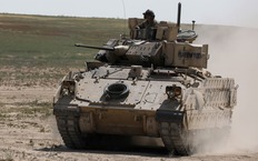 Bradley M2A2 на лобовой части корпуса и бортах установлены стальные бронеэкраны толщиной 30 мм.