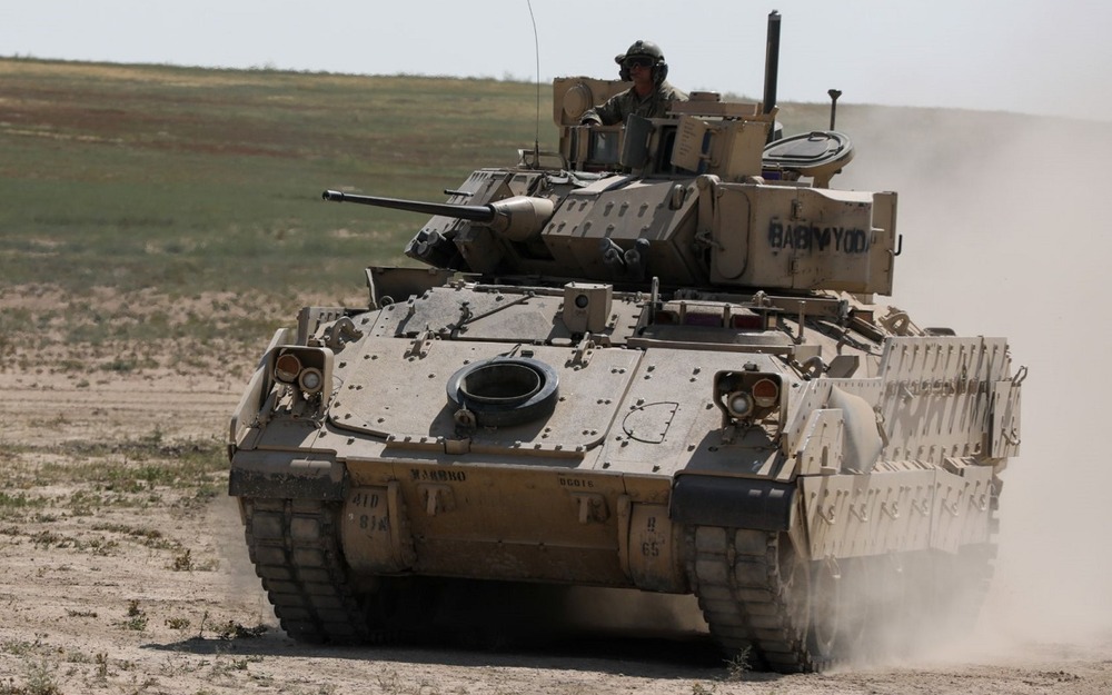 Bradley M2A2 на лобовой части корпуса и бортах установлены стальные бронеэкраны толщиной 30 мм.