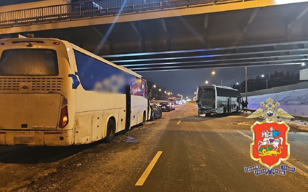 Автобус влетел в участников массовой аварии, когда они вышли на дорогу