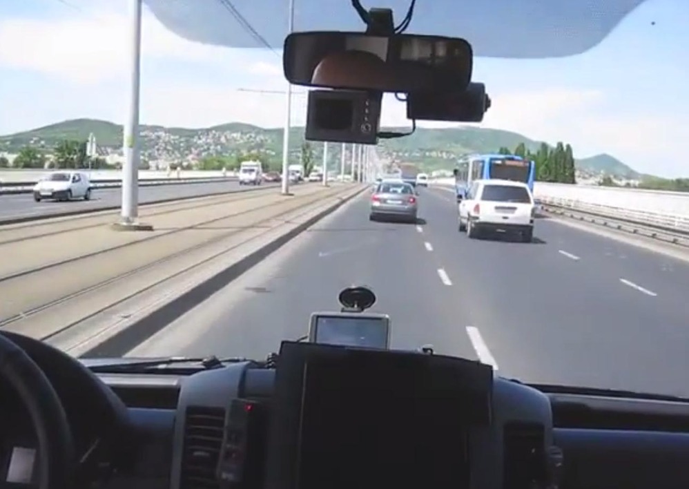 Водитель скорой помощи везет пациента в больницу (ВИДЕО)