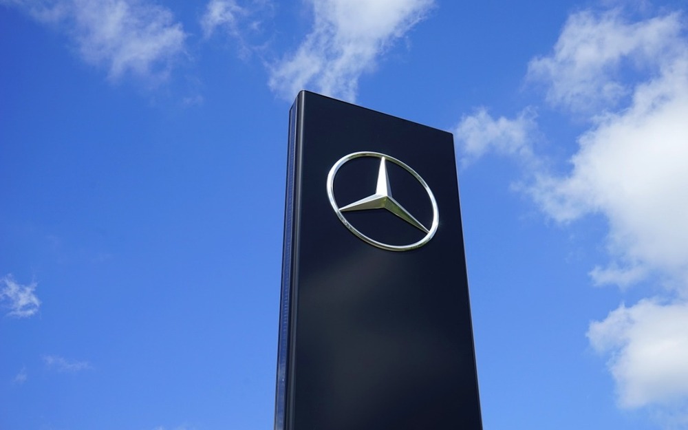 Рабочая неделя длиннее, зарплата прежняя: что Mercedes-Benz готовит сотрудникам
