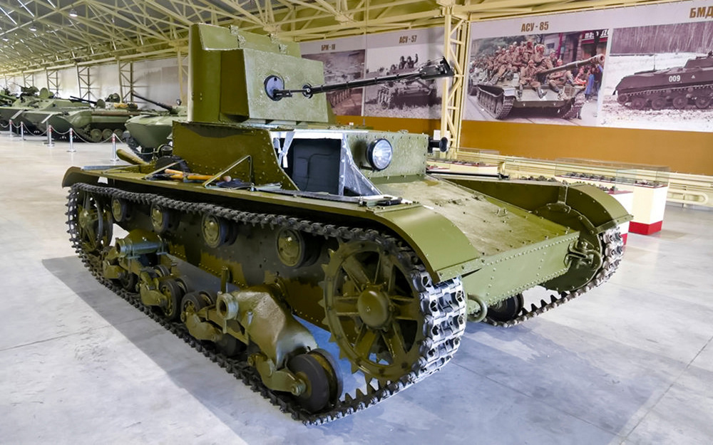 Химический (огнеметный) танк ХТ-26, он же БХМ‑3 - боевая химическая машина, сделанная на базе легкого танка Т‑26.
