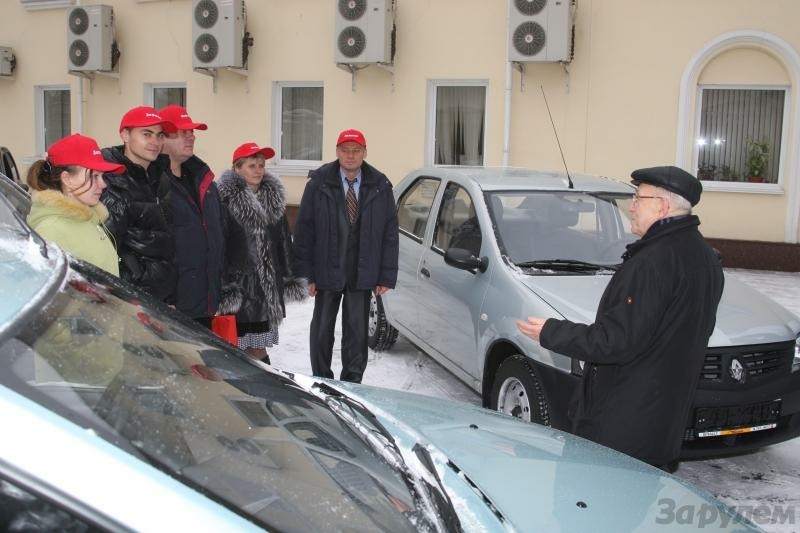 Марк Григорьевич Тилевич, советник главного редактора журнала &quot;За рулем&quot;, поздравляет счастливых обладателей Renault Logan.