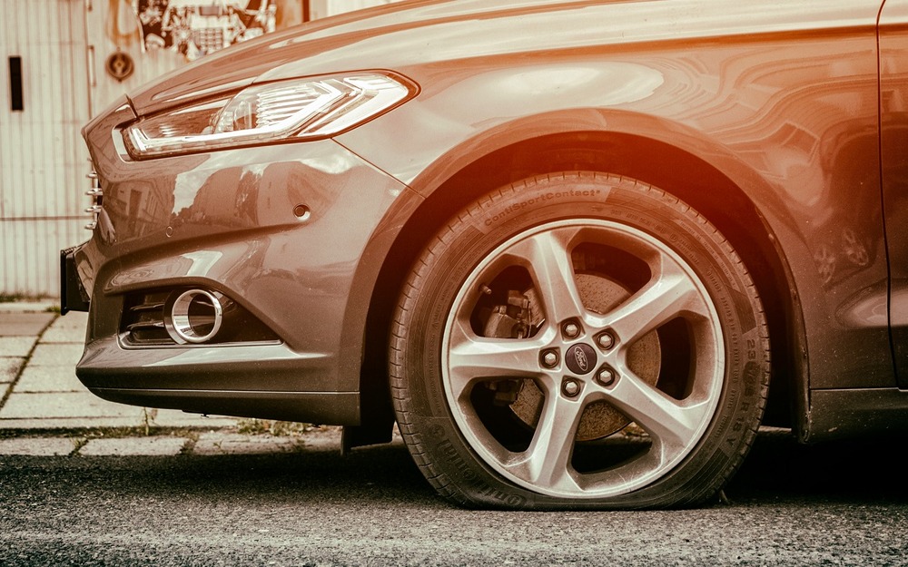 Прокол колеса - что делать: 4 алгоритма на любой случай