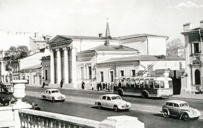 На Моховой улице движение далеко не всегда было односторонним