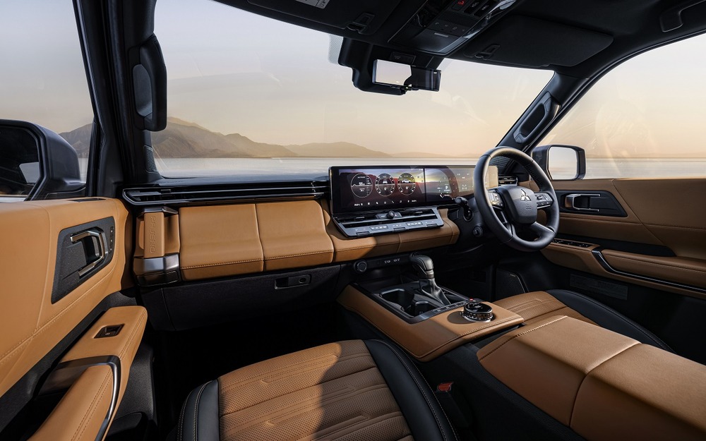 Интерьер Mitsubishi Pajero V поколения