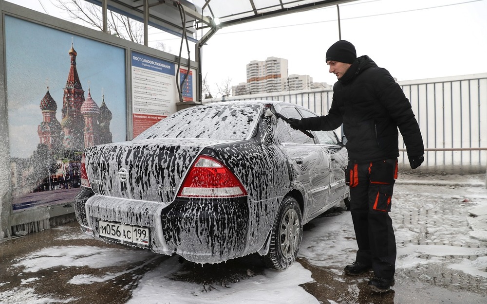 Соль и реагенты: как часто нужно мыть машину зимой