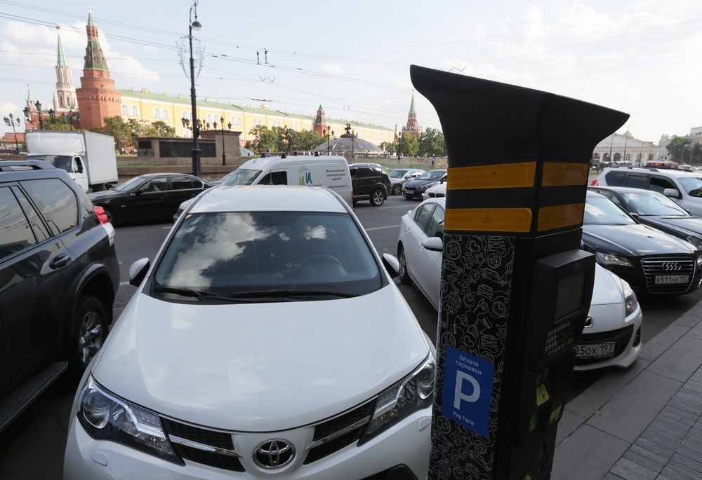Половина москвичей увидели положительный эффект от платной парковки