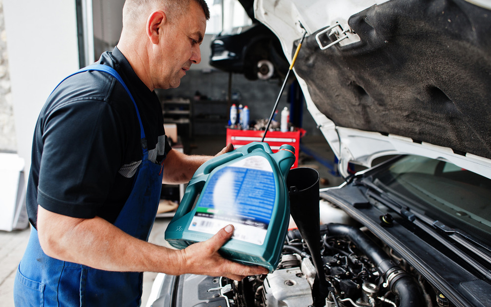 Нефтяной удар по карману: цены на моторные масла в РФ рванули вверх из-за кризиса в Ормузском проливе