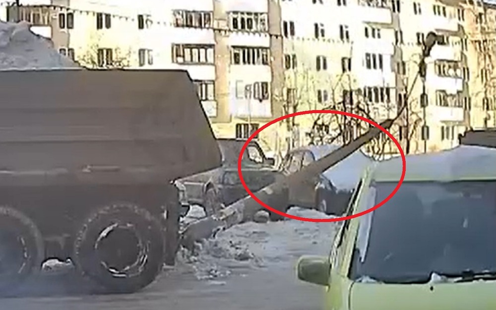 Мастер парковки на КАМАЗе: минус столб и автомобиль (видео)