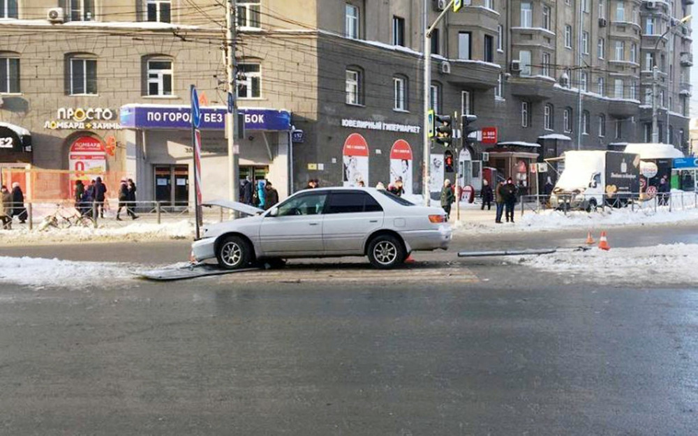 Автомобиль проехал по толпе пешеходов