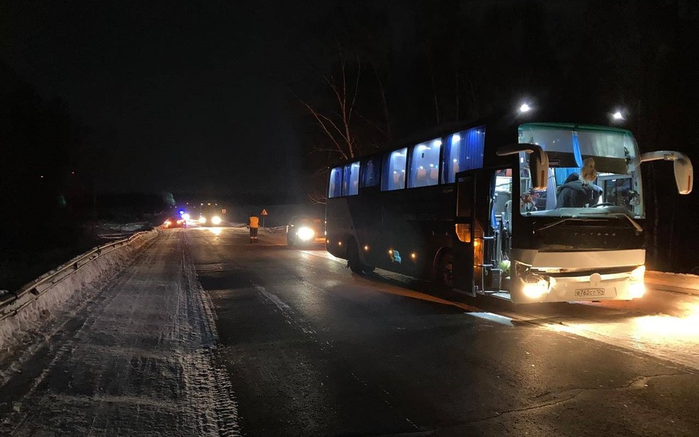 Шел по обочине: автобус насмерть сбил подростка-сироту на трассе