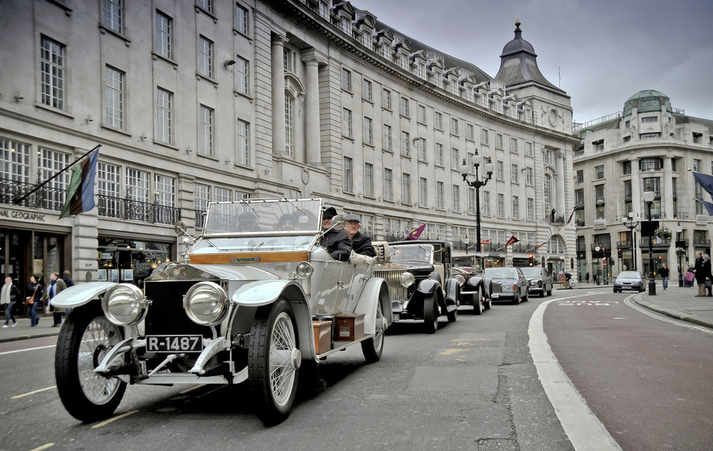 В честь столетнего юбилея Spirit of Ecstasy по Лондону проехали 100 Rolls-Royce