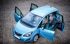 Боковые двери заднего ряда открываются против движения. Такое решение очень упрощает размещение детей и вообще вход и выход. При движении дверные замки автоматически блокируются в целях безопасности.