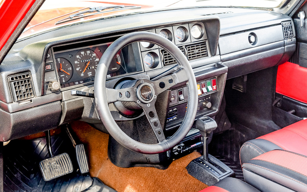 Дизайн интерьера незамысловат, но гармоничен. Панель приборов - самая богатая из тех, что ставили на автомобили семейства Volvo 240. Автомат в этом Volvo - трехступенчатый.