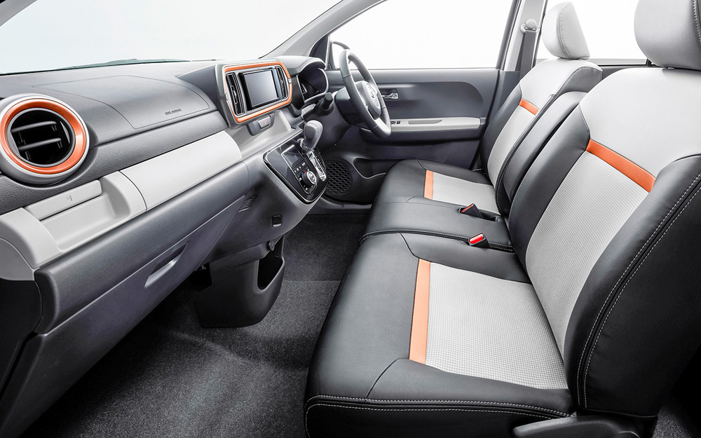 Задний диван - примерно такой же плоский. Подголовников три, но троим взрослым будет очень тесно. Багажник тоже ущербный, около 200 л. Зато машина едет!