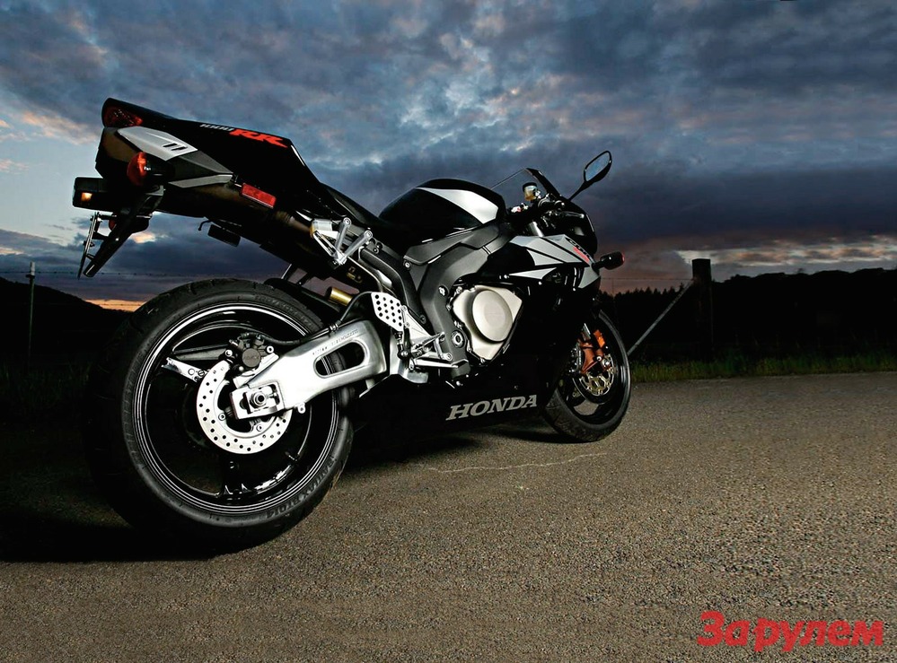 Honda CBR1000RR Fireblade: спортбайк, 2004 - 2007 гг, 998 см³, 172 л.с., 280 000 - 400 000 руб.