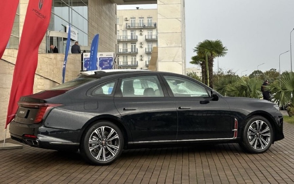 Больше 300 сил и пневма - в РФ показали конкурента Mercedes Benz S-Class