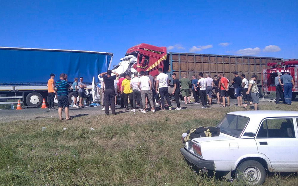 В ДТП с двумя большегрузами и микроавтобусом погибли 16 человек