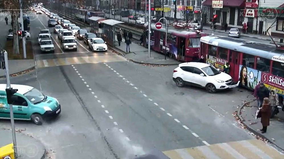 Задумчивая девушка на Hyundai ix35 (ВИДЕО)