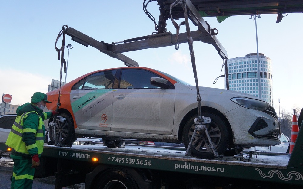 Каршеринг превратился в проблему для парковок у домов: что с этим делать