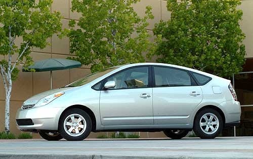 Toyota &quot;забросает&quot; американцев гибридами