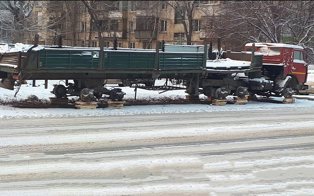 Воры умыкнули все 18 колес с припаркованного грузовика