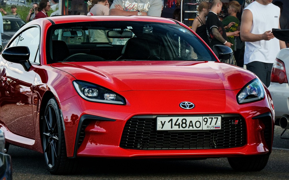 Когда могут заменить праворульные машины в России