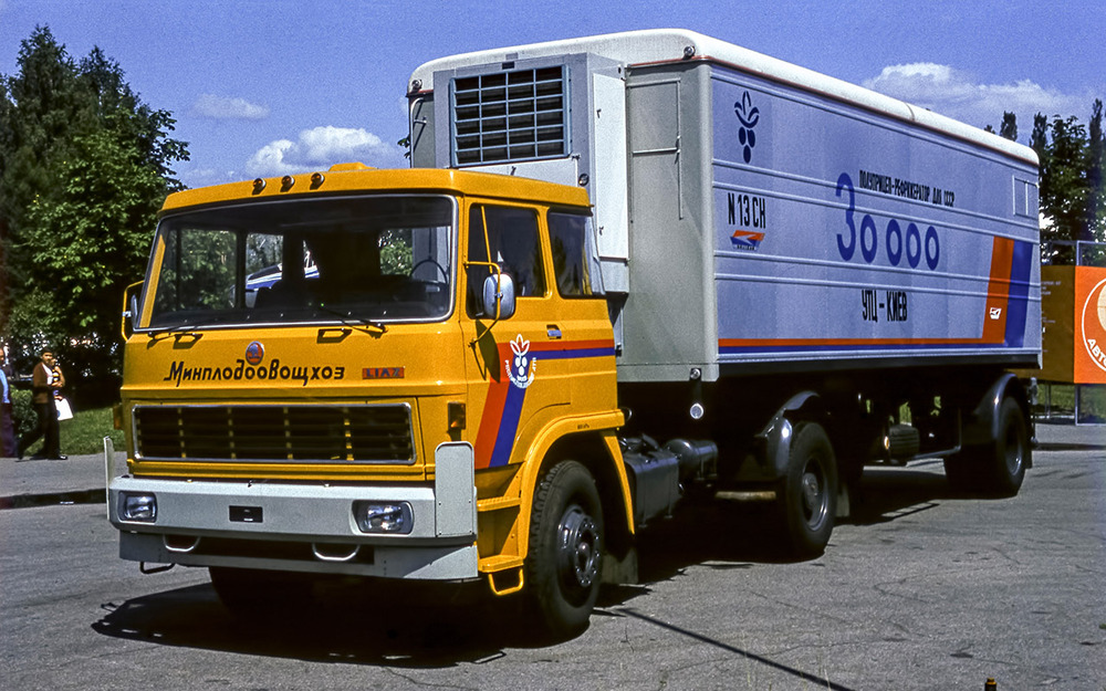 Тягач LIAZ 110 c юбилейным, 30‑тысячным полуприцепом N 13CH Orlican, завезенным в СССР.