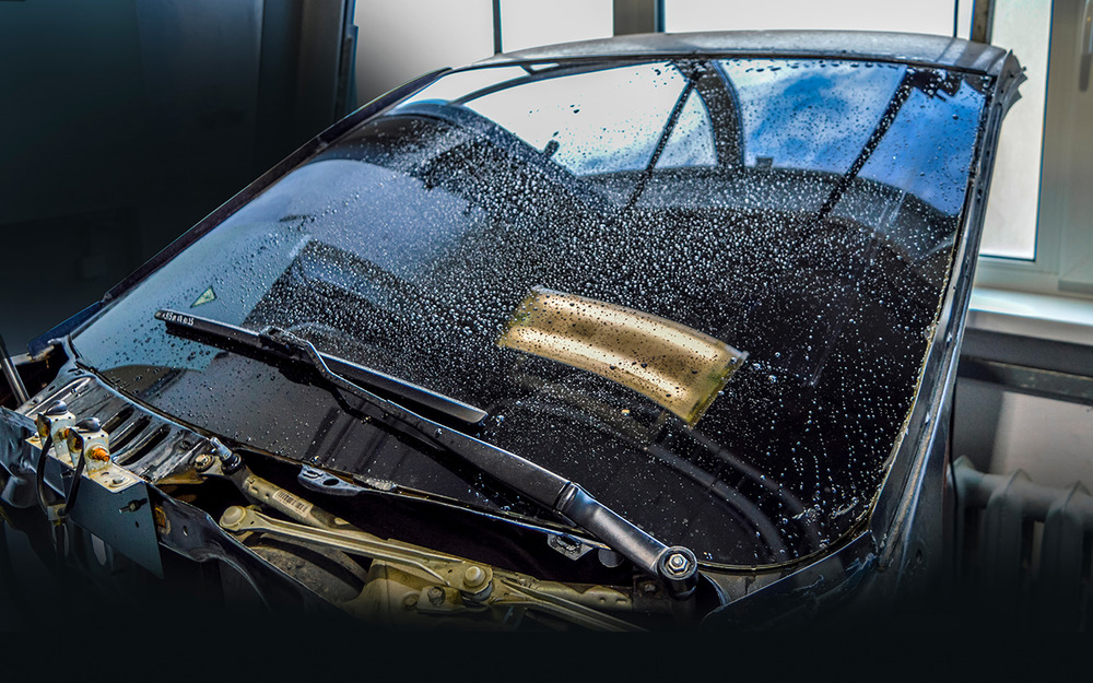 Перед началом испытаний все 50 образцов прошли проверку качества очистки ветрового стекла Гранты. Стекло не простое, а покрытое изнутри черной краской - так лучше видны дефекты очистки.