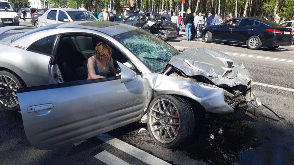 Пьяную полуголую женщину на спорткаре едва не линчевали за массовое ДТП