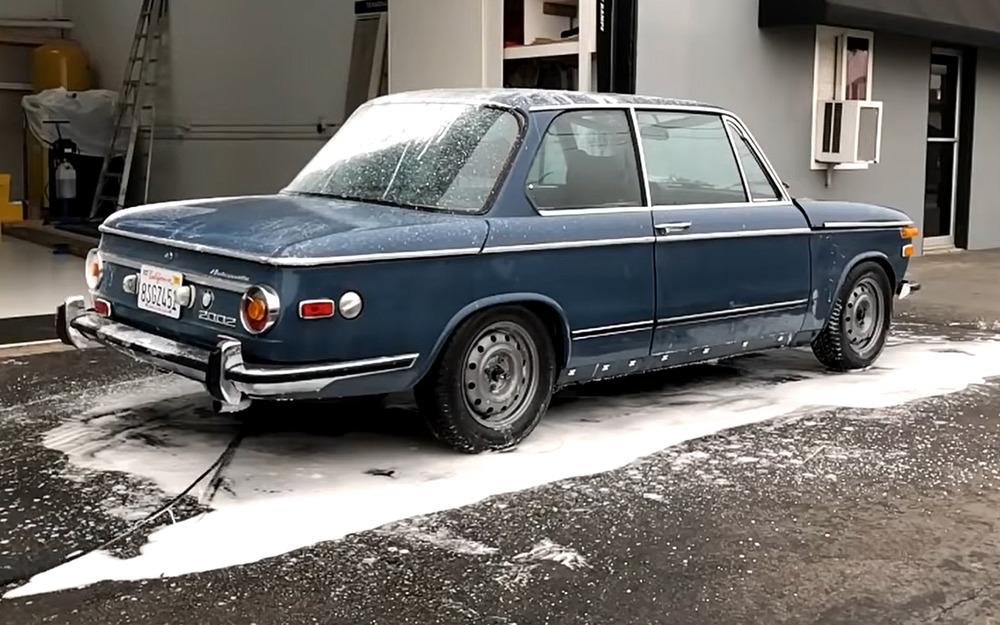 Древний BMW отмыли до идеального состояния: 7 шагов