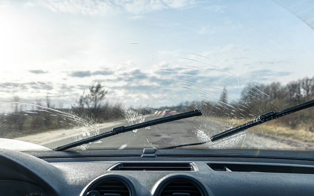 Зима и грязь не помеха - продлеваем жизнь «дворникам»!