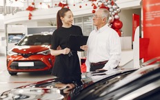 Новогодние распродажи приближаются: как будут продаваться машины в декабре