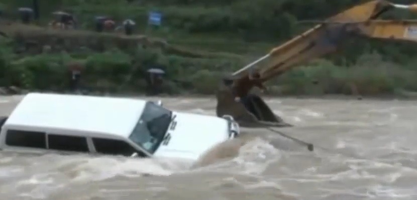 Экскаватор спас водителя из тонущего автомобиля (ВИДЕО)