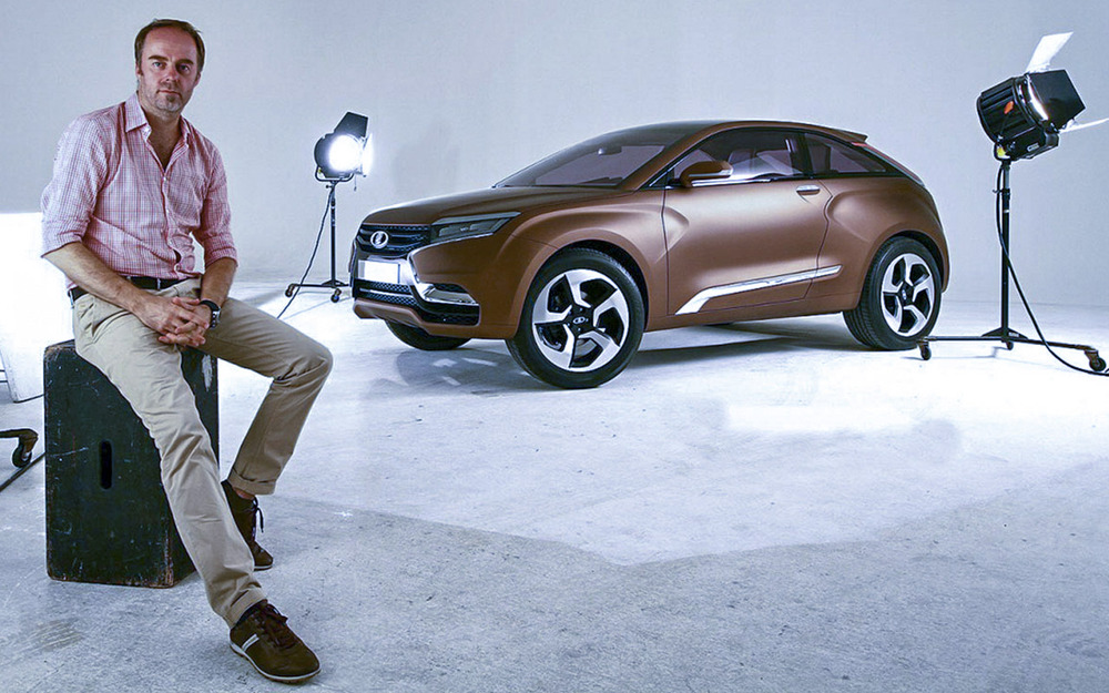 Стив Маттин во время студийной съемки прототипа Lada XRAY Concept.