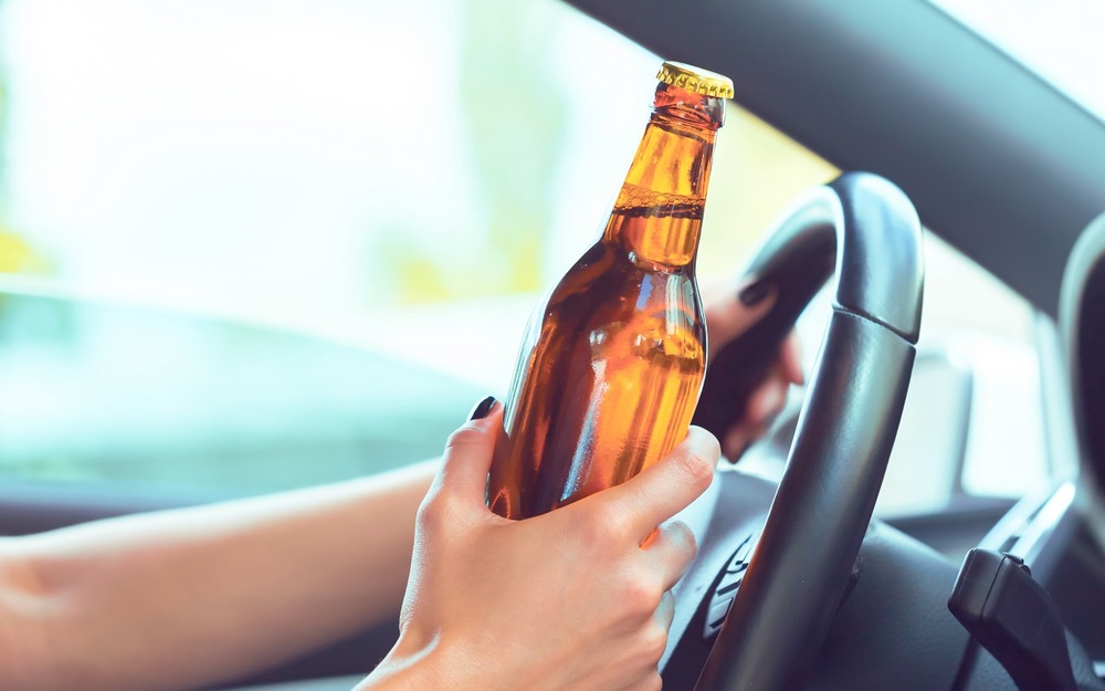 После праздника - за руль: через сколько часов выветривается алкоголь