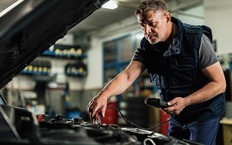 Эта ошибка при снятии клемм аккумулятора может привести к короткому замыканию