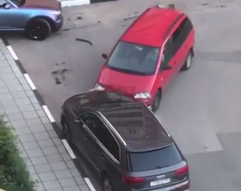 День не задался: мужчина протаранил пять автомобилей на парковке