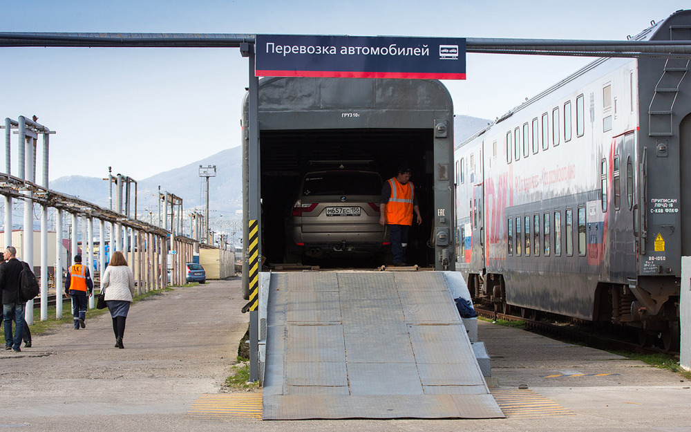 Погрузка автомобиля осуществляется с погрузочной эстакады через торцевые двери.