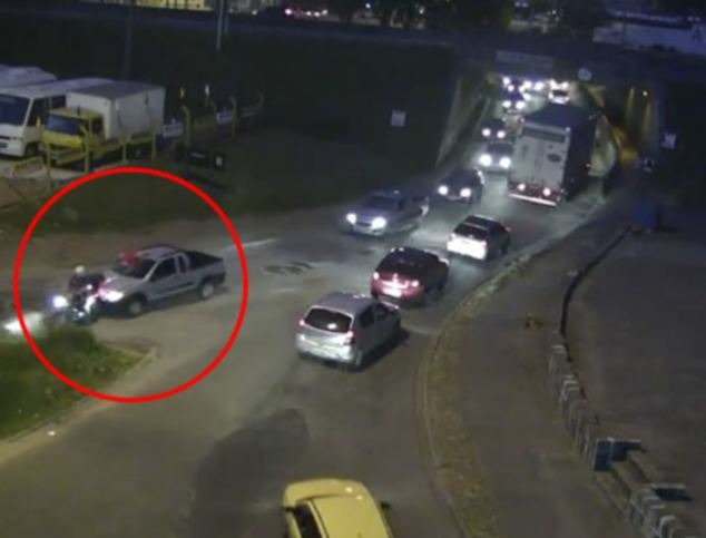 Пьяный водитель ехал с застрявшим в лобовом стекле велосипедистом 7 км